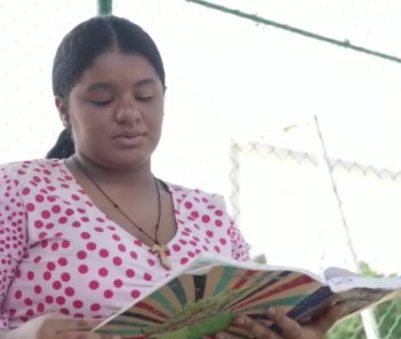 En video: conozca la historia de la joven a la que Gecelca entregó nueva beca